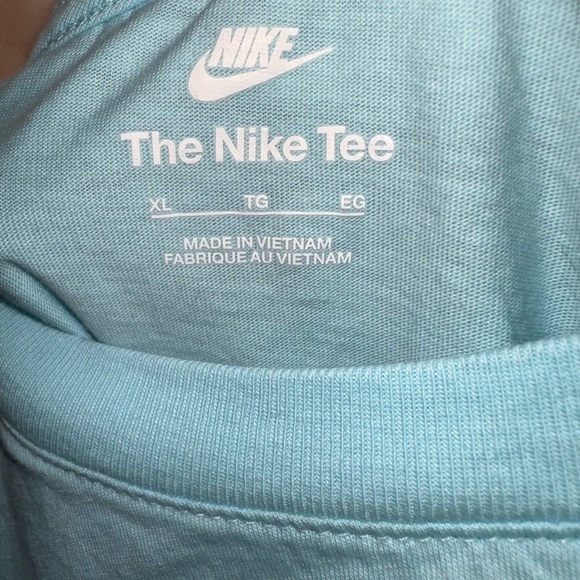 Nike YOUTH Light Blue T-Shirt with Black Graphic - Picture 2 of 2